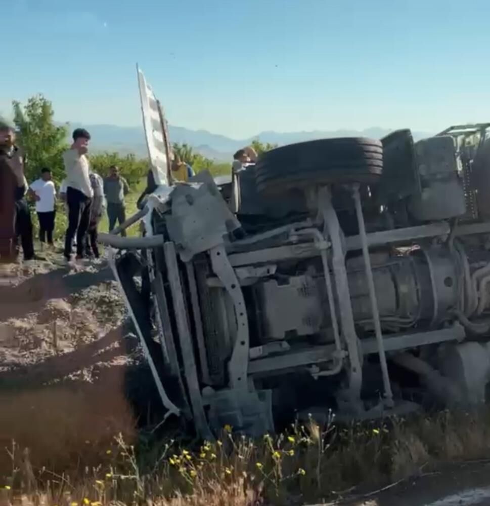 Kontrolden Çıkan Tır Otomobile Çarptı 3 Yaralı (2)