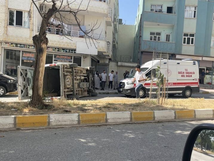 Kontrolden Çıkarak Refüje Ve Başka Bir Araca Çarpan Minibüs Devrildi 1 Yaralı (2)