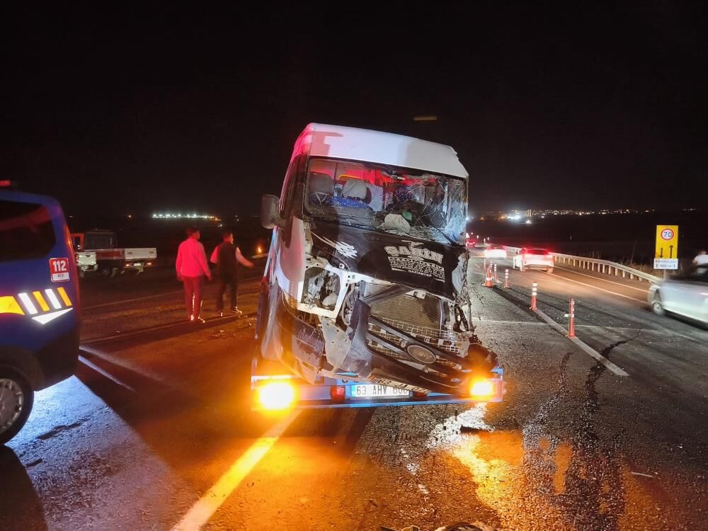 Minibüs Ile Arazözün Çarpıştığı Kazada 8 Kişi Yaralandı (2)