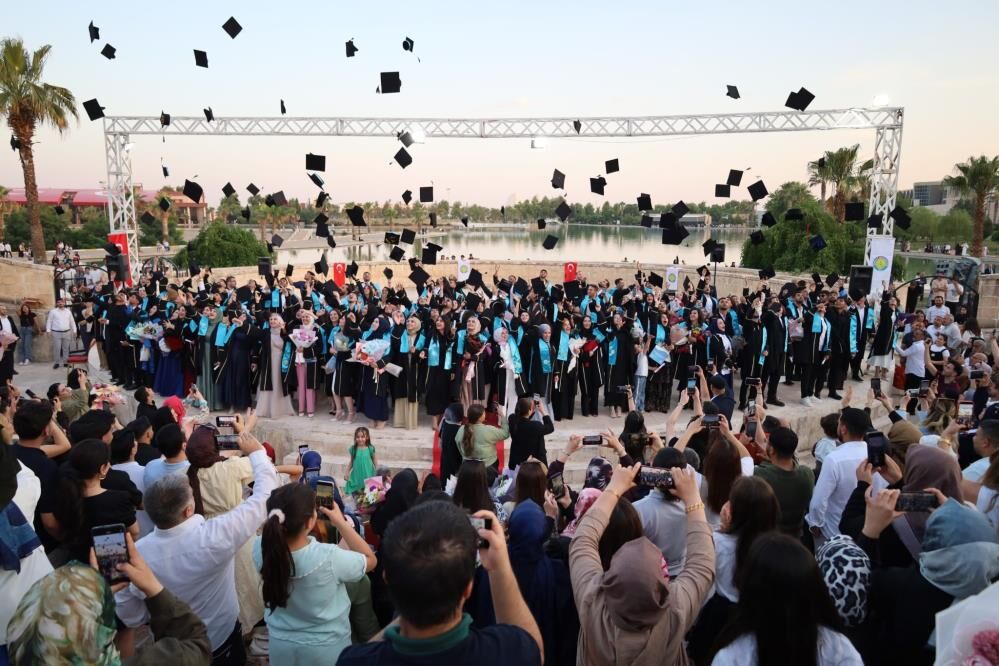 Oğluyla Aynı Sırada Okudu, Üniversiteyi Birinci Bitirdi (2)