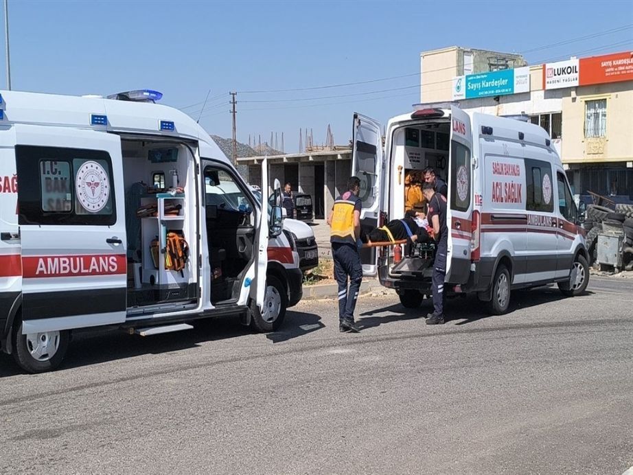 Otomobil Ile Hafif Ticari Araç Çarpıştı 3 Kişi Yaralandı (1)