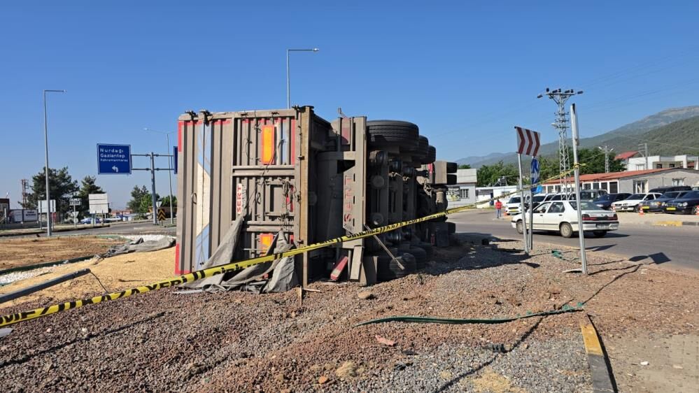 Tır Kavşakta Yan Yattı 17 Ton Arpa Yola Saçıldı (2)