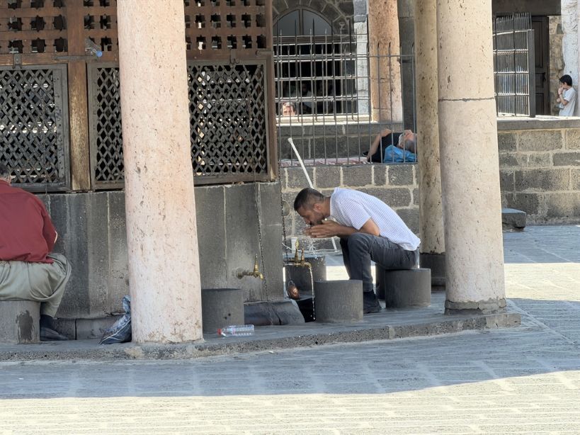 40 Dereceyi Gören Diyarbakır'da Vatandaşlar Camilerde Uyudu (2)