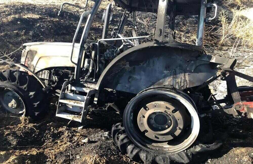 Anız Yangınına Müdahale Eden Traktör Küle Döndü (1)