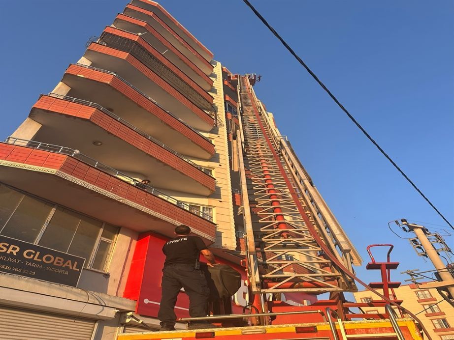 Apartmanın Son Katı Alevlere Teslim Oldu Ekipler Seferber Oldu! (2)