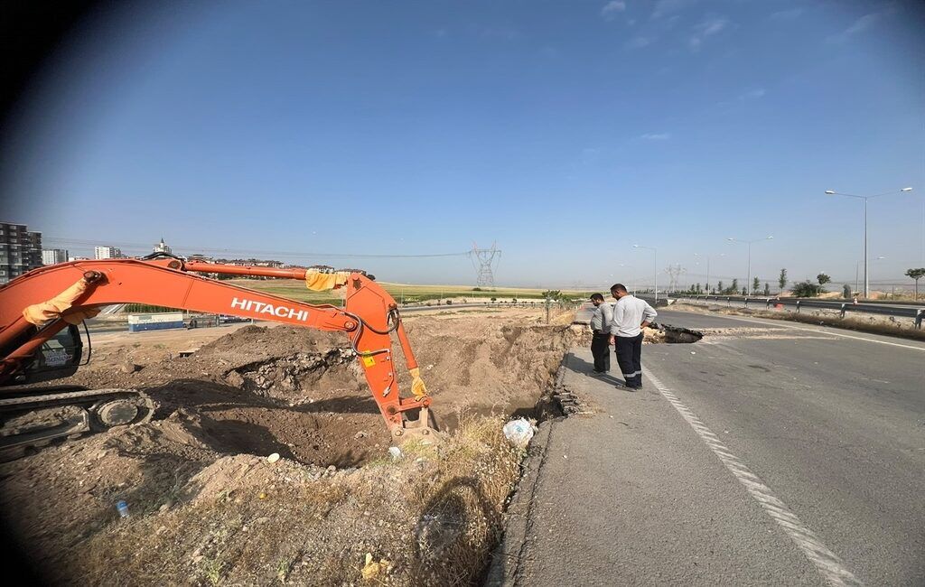 Batman Diyarbakır Yolunda Ana İsale Hattı Çöktü (1)