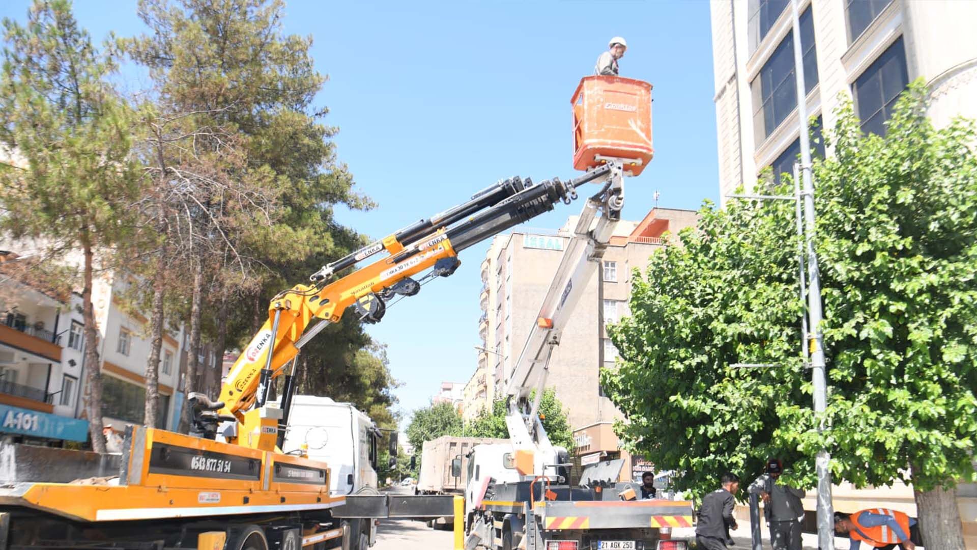 Bismil Belediyesi Caddeleri Dekoratif Aydınlatmalarla Yeniliyor 3