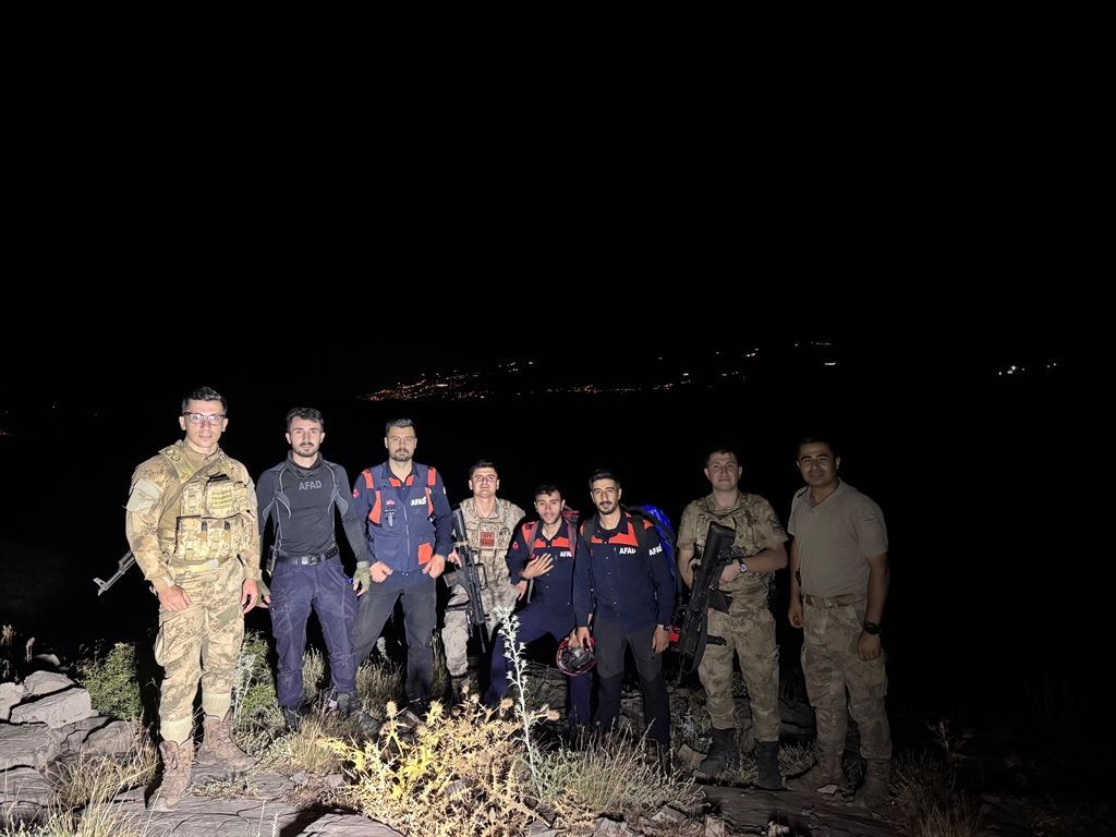 Dağda Mahsur Kalan Mühendisler İçin Askeri Helikopter Havalandı (3)