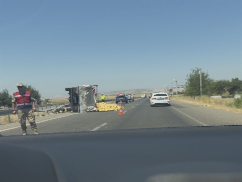 Diyarbakır Elazığ Kara Yolunda Kavun Yüklü Tir Devrildi Sürücü Yaralandı (2)