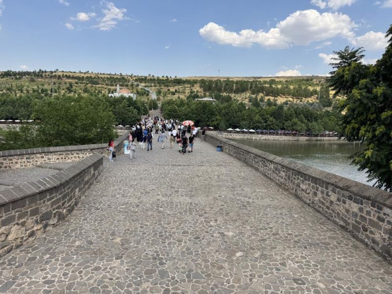 Diyarbakır'da 40 Dereceyi Aşan Sıcaklar Tarihi Köprüyü Boş Bıraktı (2)