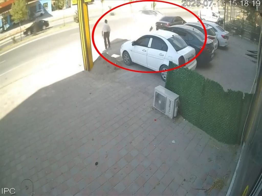 Diyarbakır'da Facianın Eşiğinden Dönüldü Yaya, Kontrolden Çıkan Cipten Son Anda Kurtuldu (2)