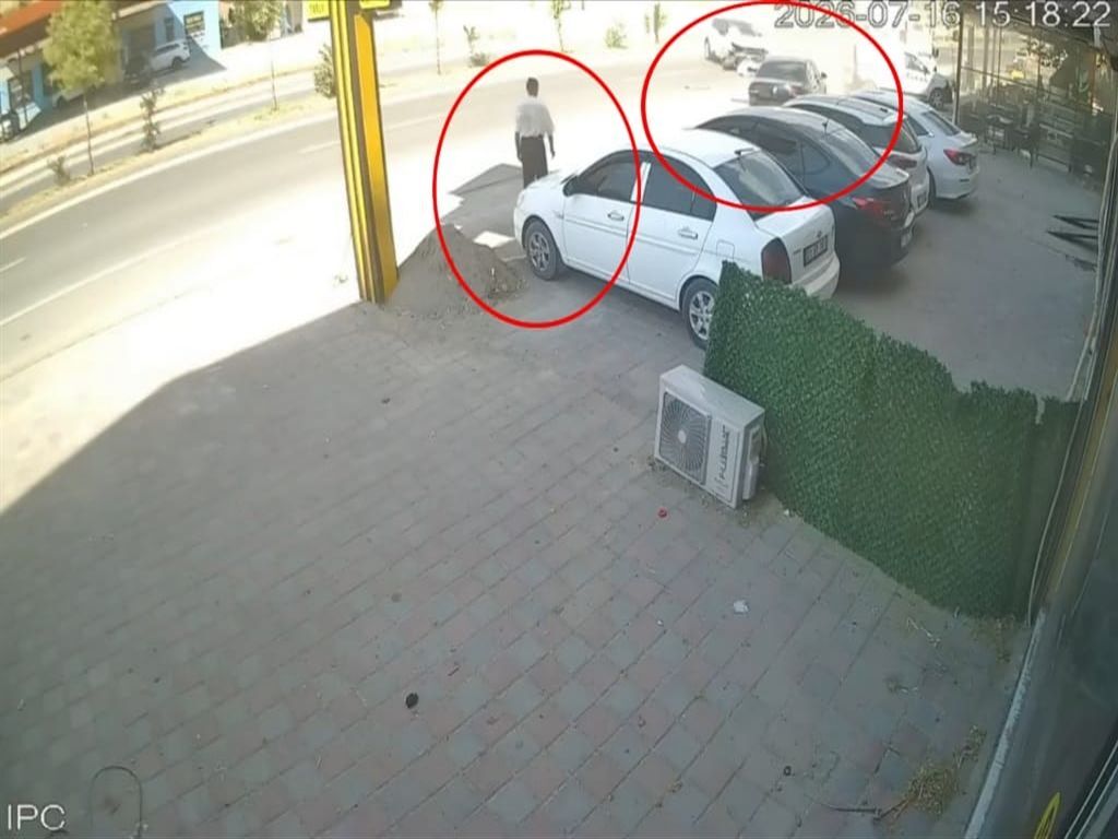 Diyarbakır'da Facianın Eşiğinden Dönüldü Yaya, Kontrolden Çıkan Cipten Son Anda Kurtuldu (3)