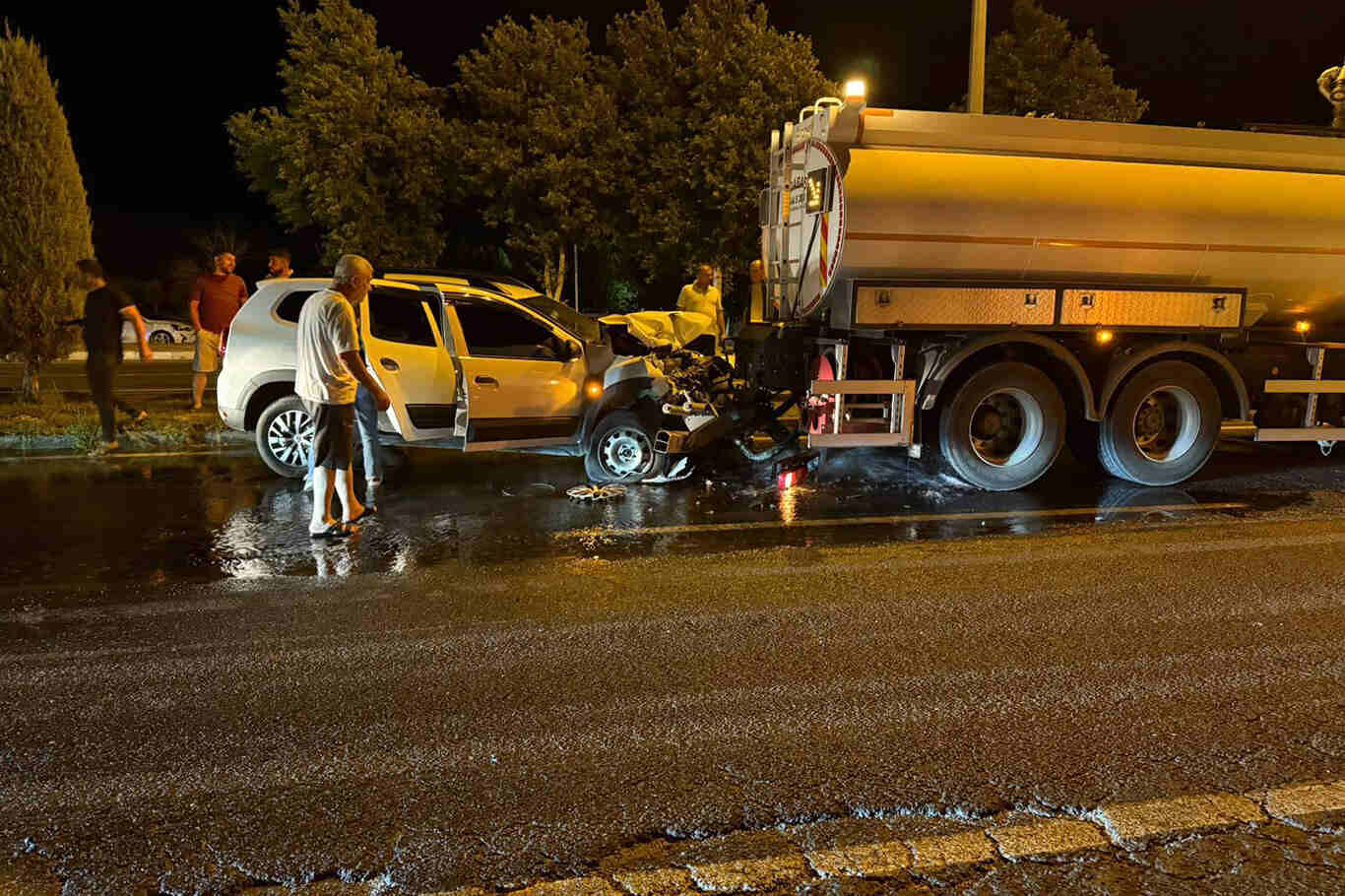 Diyarbakır'da Feci Kaza Suv Araç Sulama Tankerine Çarptı, 7 Yaralı (1)
