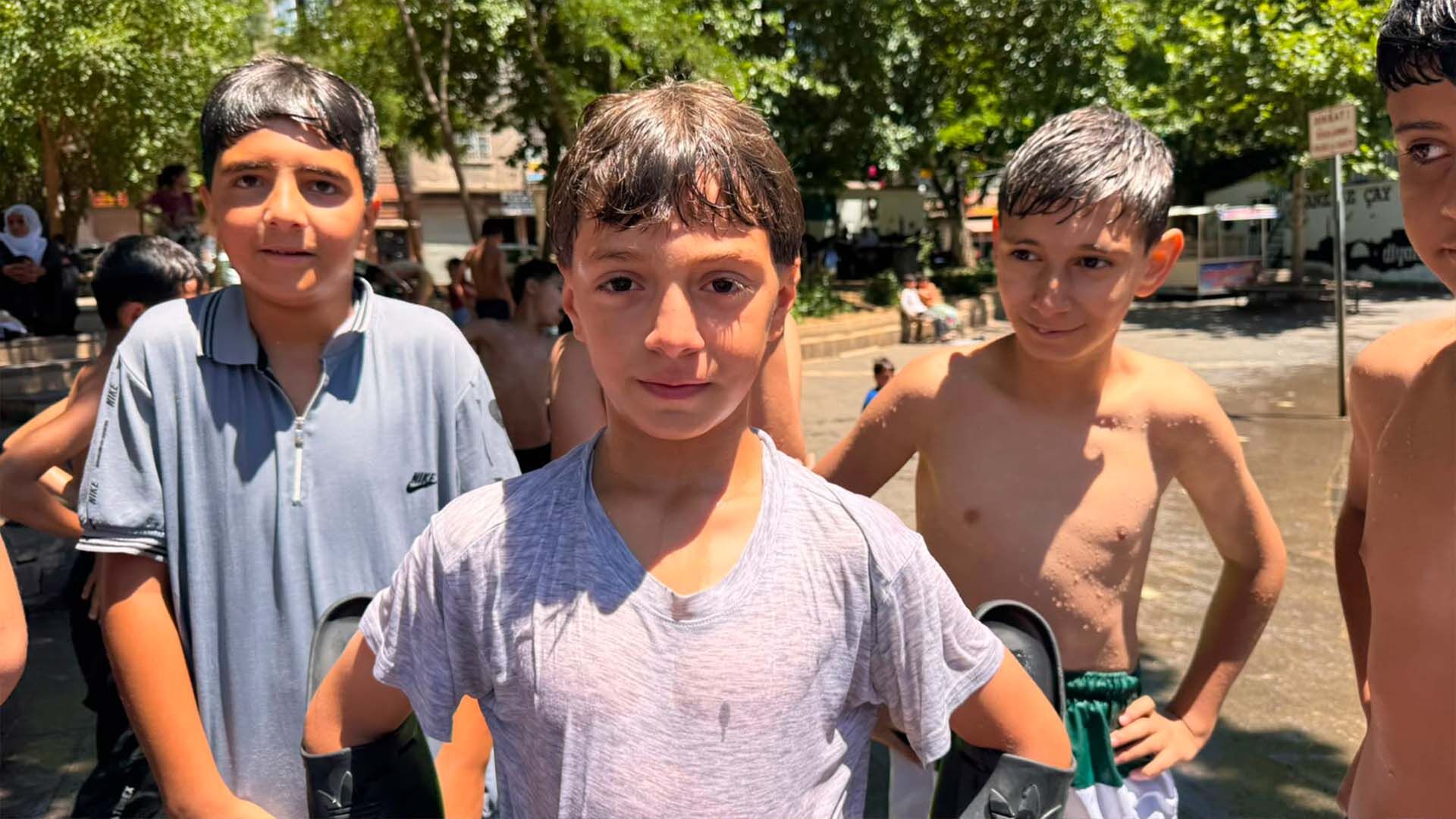 Diyarbakır'da Hava Sıcaklığı 35 Dereceği Gördü, Çocuklar Soluğu Tarihi Anzele Suyunda Buluyor 1