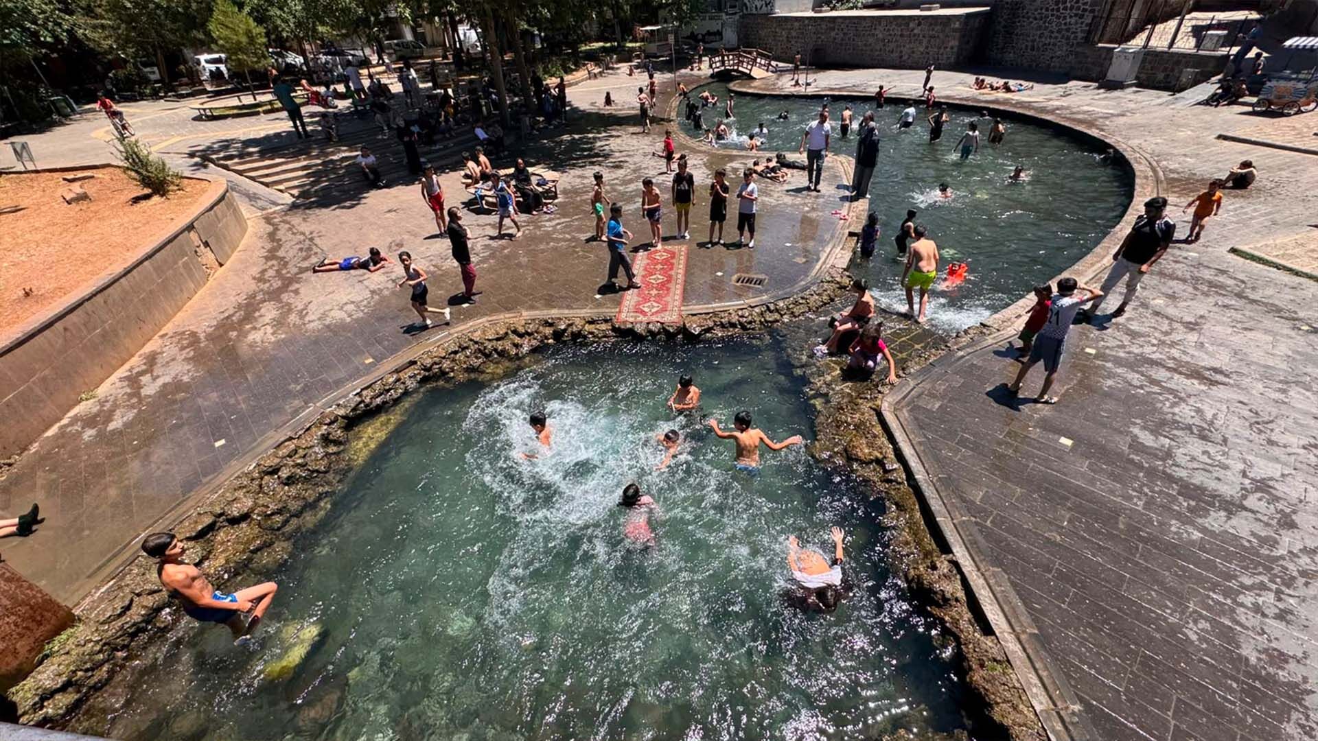 Diyarbakır'da Hava Sıcaklığı 35 Dereceği Gördü, Çocuklar Soluğu Tarihi Anzele Suyunda Buluyor 4