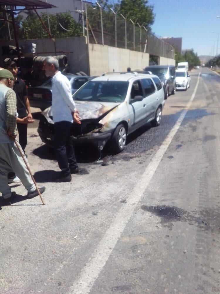 Diyarbakır’da Korkutan Anlar Seyir Halindeki Otomobil Bomba Gibi Patladı! (3)