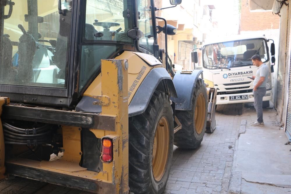 Diyarbakır'da Metruk Yapıların Yıkımı Hız Kesmeden Sürüyor (2)