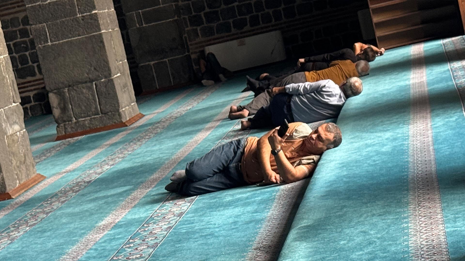 Diyarbakır'da Sıcaklıklar 40 Dereceyi Gördü, Vatandaşlar Soluğu Camilerde Buldu 1