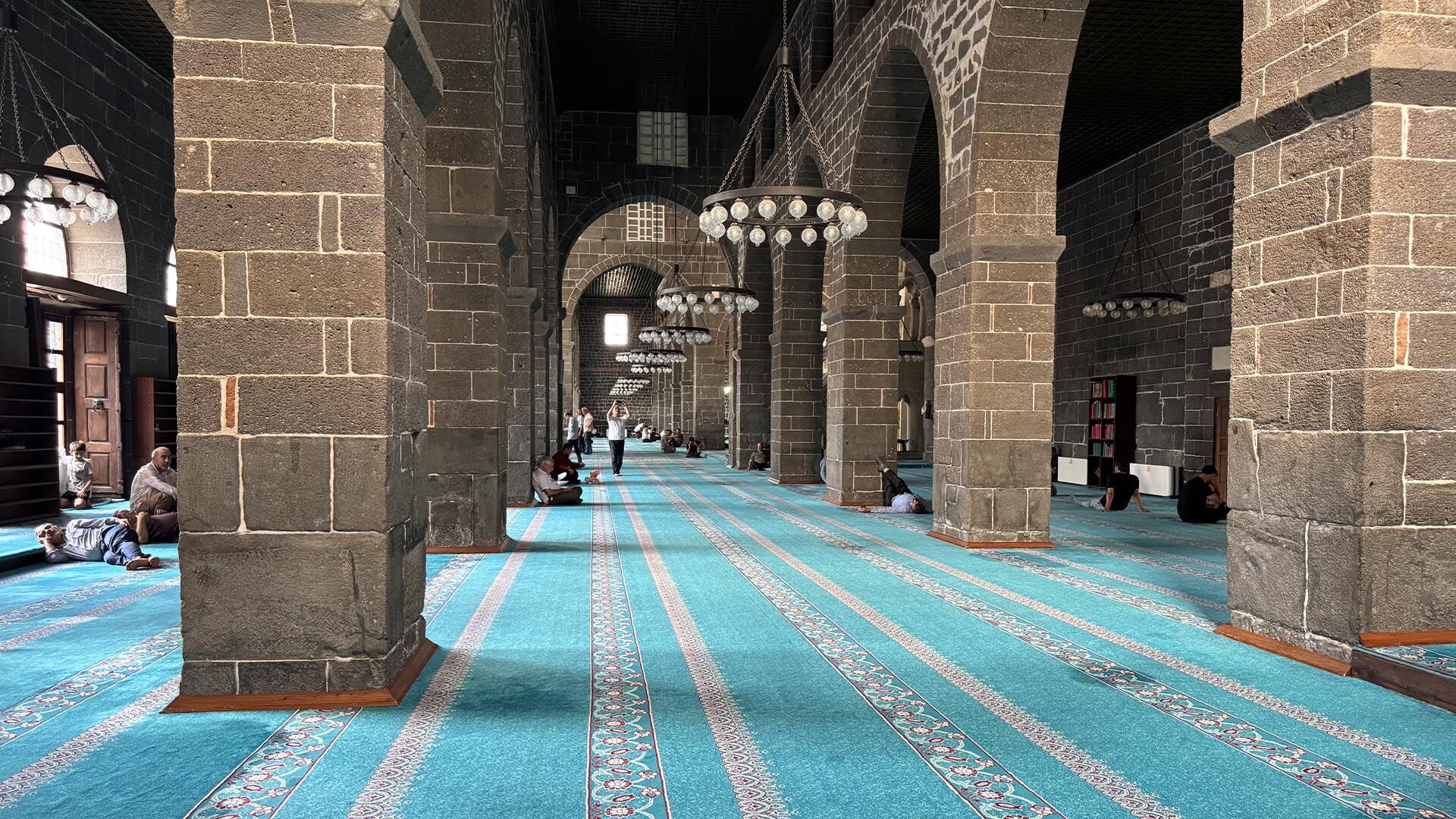 Diyarbakır'da Sıcaklıklar 40 Dereceyi Gördü, Vatandaşlar Soluğu Camilerde Buldu 2
