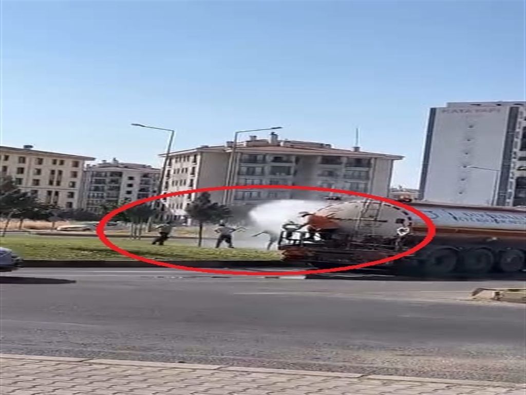 Diyarbakır’da Termometreler 39 Dereceyi Gösterdi Çocuklar Belediye Aracıyla Serinledi (3)