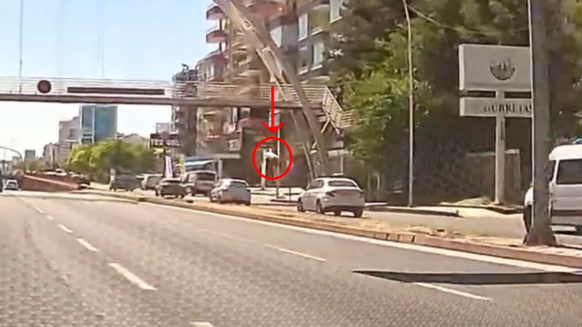 Diyarbakır'da Üst Geçitten Düşen Kişi Ağır Yaralandı