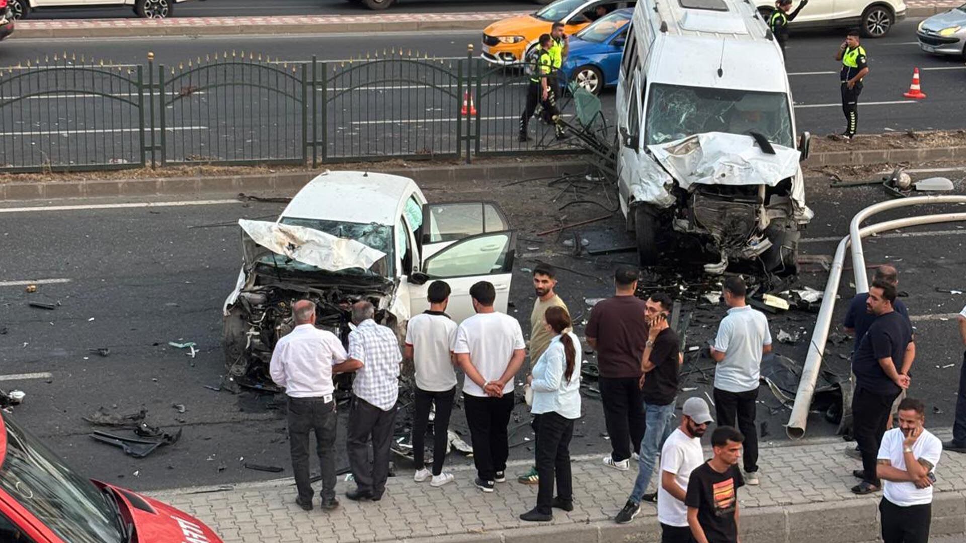 Diyarbakır'da Zincirleme Trafik Kazasında 2 Kişi Yaralandı 1