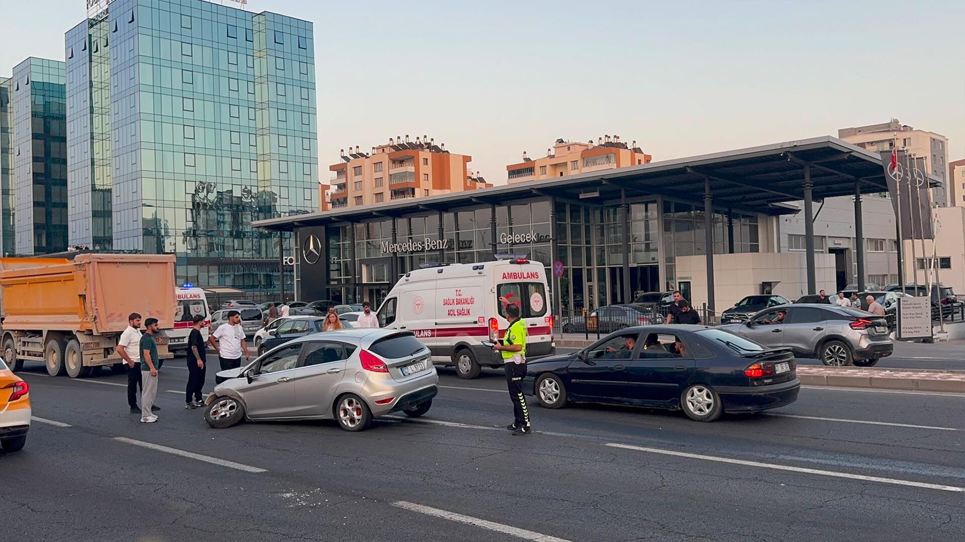 Diyarbakır'da Zincirleme Trafik Kazasında 2 Kişi Yaralandı 2