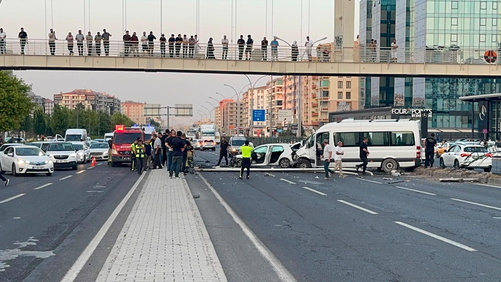 Diyarbakır'da Zincirleme Trafik Kazasında 2 Kişi Yaralandı 3