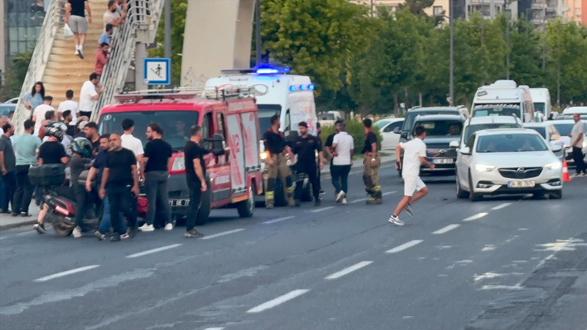 Diyarbakır'da Zincirleme Trafik Kazasında 2 Kişi Yaralandı 4