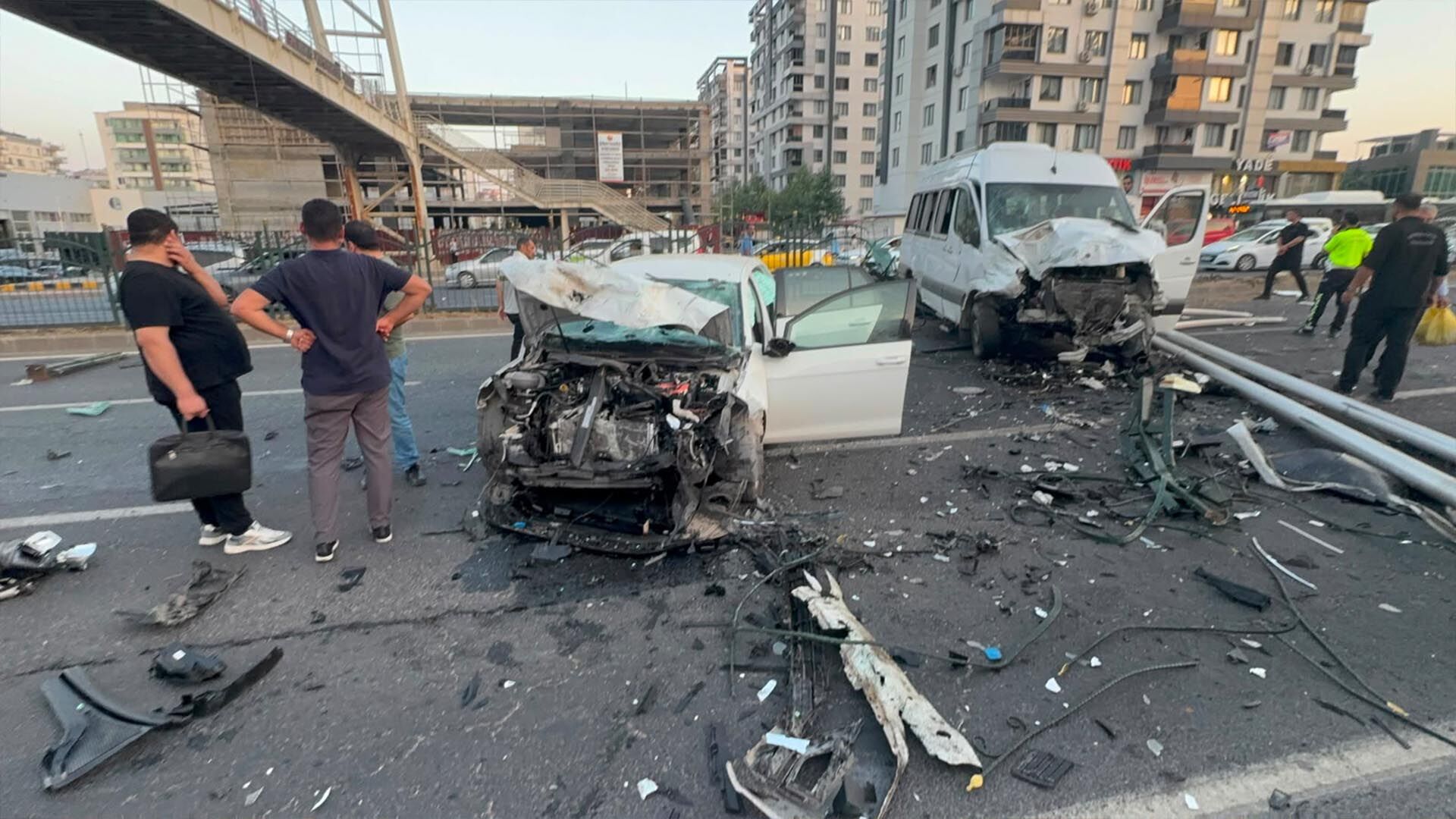 Diyarbakır'da Zincirleme Trafik Kazasında 2 Kişi Yaralandı