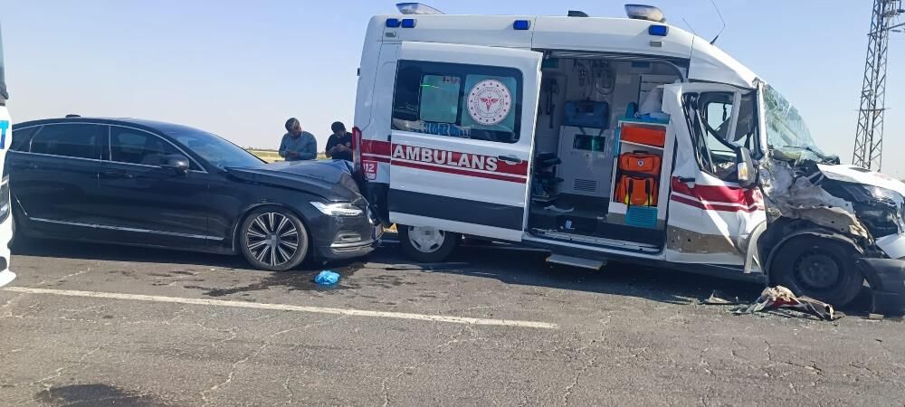 Hasta Taşıyan Ambulans, Tır Ve Otomobil Çarpıştı 3 Kişi Yaralandı (1)