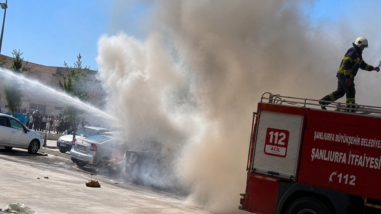Hastane Otoparkında Korku Dolu Anlar Otomobil Alev Alev Yandı