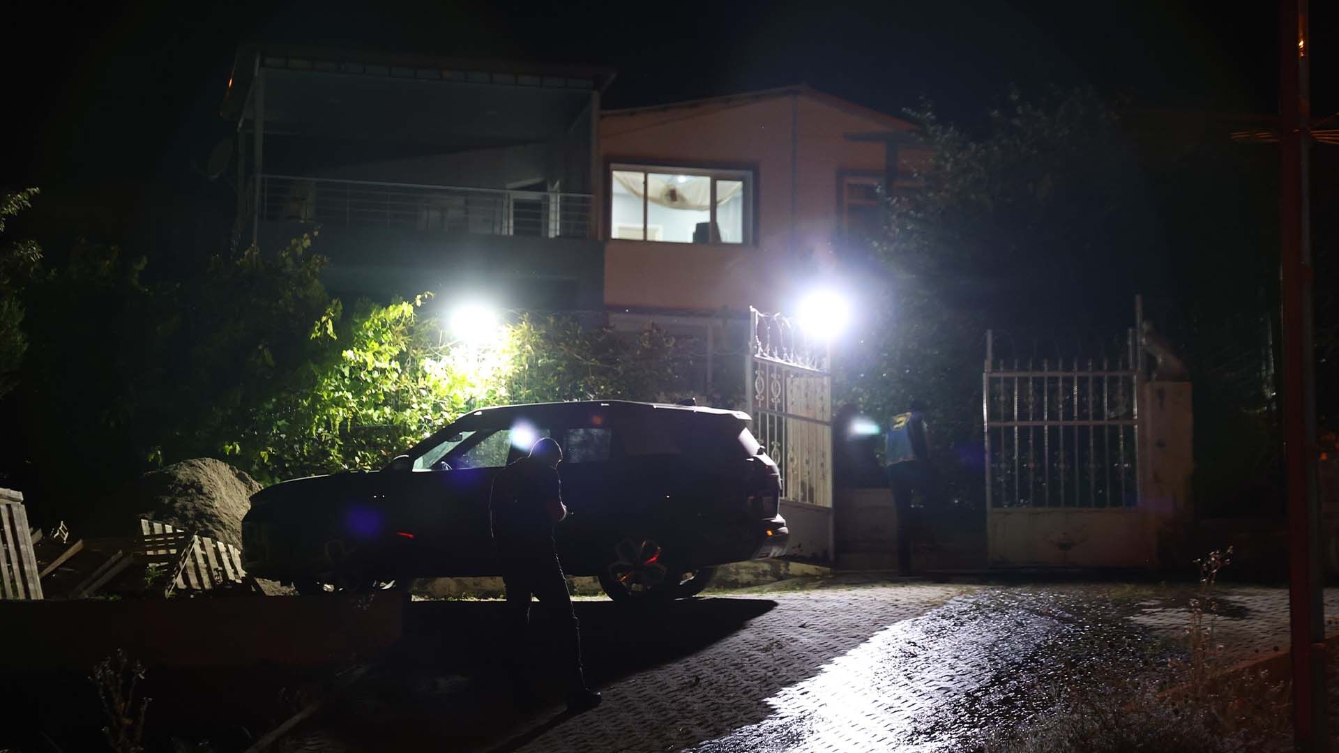 Husumetlilerinin Bulunduğu Eve Kurşun Yağdırdılar Evdeki 4 Kişi Yaralandı 1