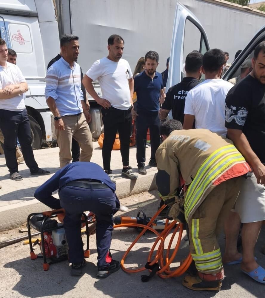 Kamyonet Ile Dolmuş Çarpıştı 5 Yaşındaki Çocuk Araçta Sıkıştı (2)