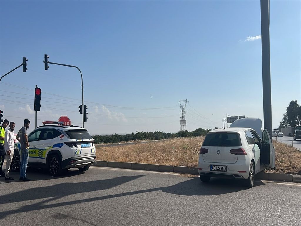Kontrolden Çıkan Araç Direğe Çarptı 2 Kişi Yaralandı (2)