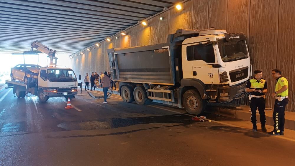 Kontrolden Çıkan Kamyon Karşı Şeride Geçip Otomobille Çarpıştı (1)