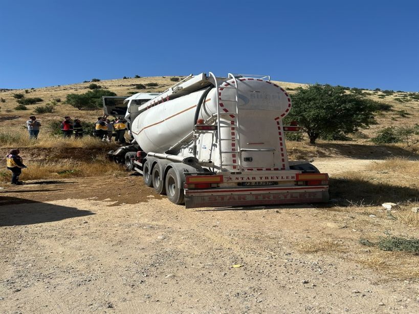 Kontrolden Çıkan Tanker Kayalıklara Çarptı Sürücü Yaralı (2)