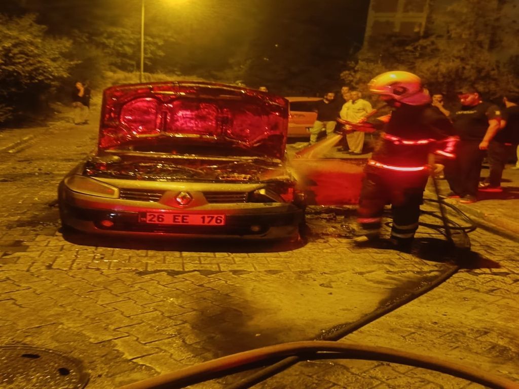 Park Halindeki Otomobil Alev Alev Yandı İtfaiye Müdahale Etti (1)
