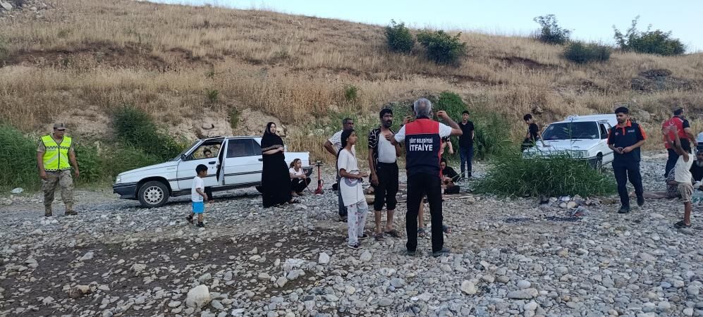 Piknik Keyfi Kabusa Döndü Aniden Yükselen Su Sebebiyle 8 Kişi Mahsur Kaldı (2)