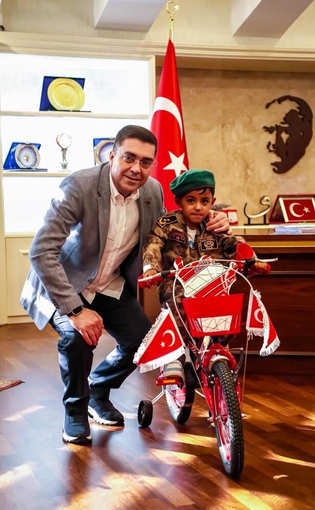 Polis Helikopterini Türk Bayrağıyla Selamlayan Çocuğa Bisiklet Hediyesi (1)
