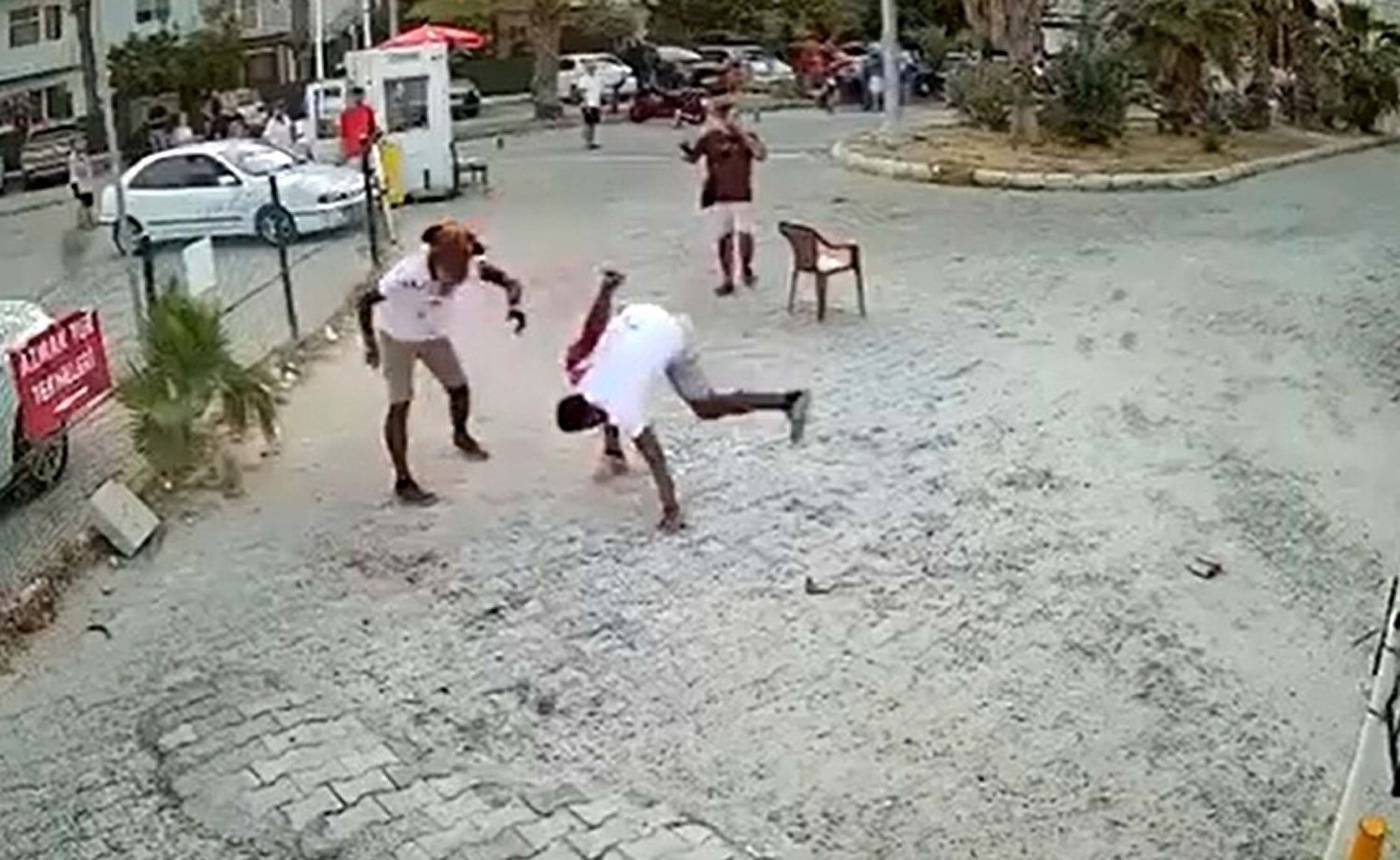 S O K A K T A C I K A N T A R T I S M A D A B I R B I R I N I B I C A K 1425087 423596