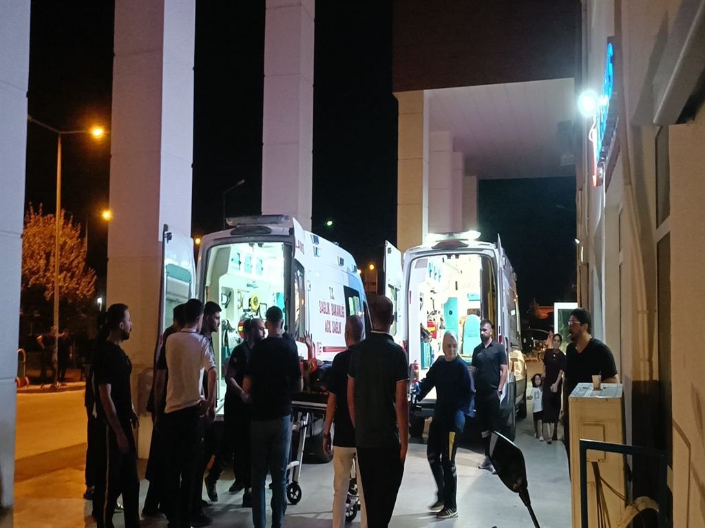 Takla Atan Otomobil Sulama Kanalına Devrildi 3 Yaralı (2)