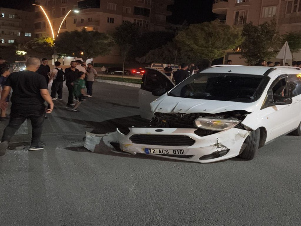 Taksi Ile Hafif Ticari Araç Çarpıştı 2 Kişi Yaralandı (2)