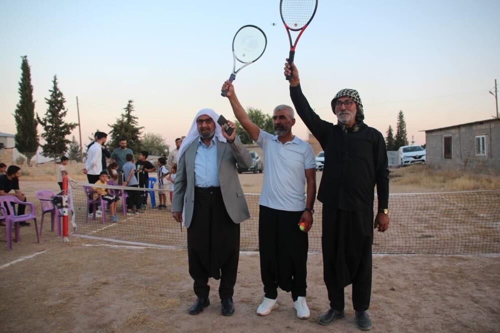 Toprak Kortta Tenis Oynayan Köylülerden Renkli Görüntüler (1)