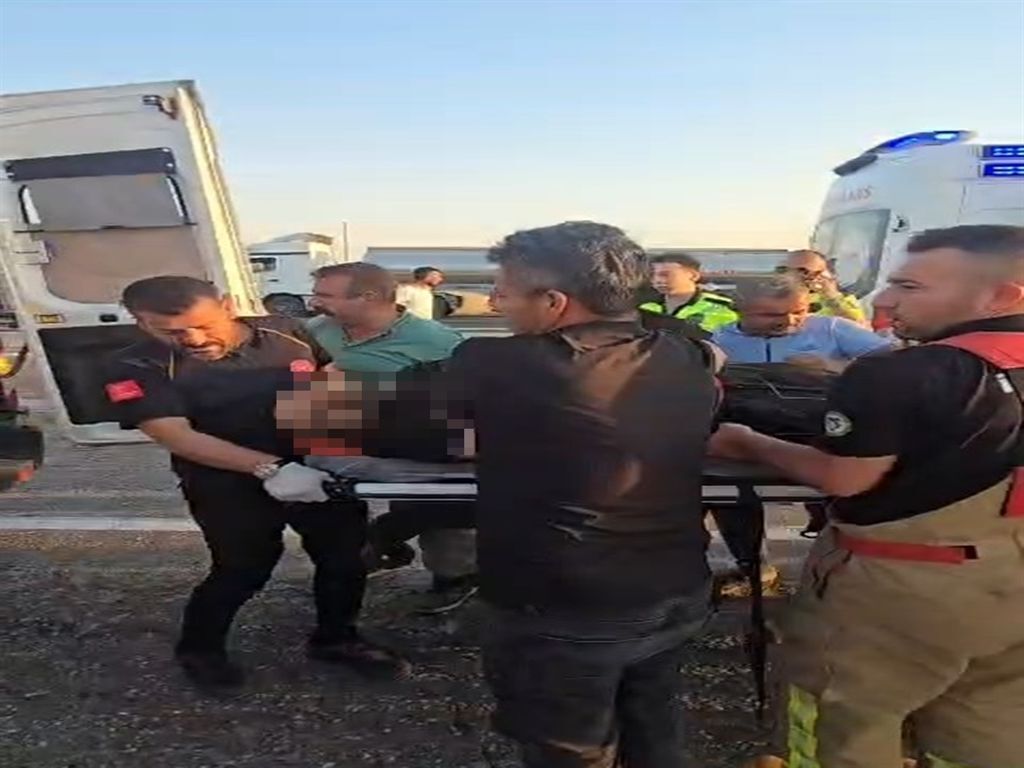 Yol Kenarındaki Tarlaya Uçan Otomobilde 1 Kişi Hayatını Kaybetti, 2 Yaralı (2)