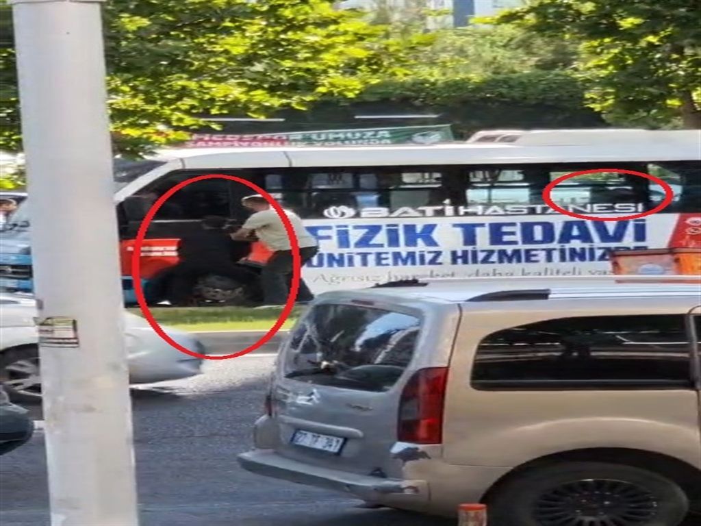 Yol Verme Tartışmasında Kasklı Saldırı Motokurye Minibüse Saldırdı (1)