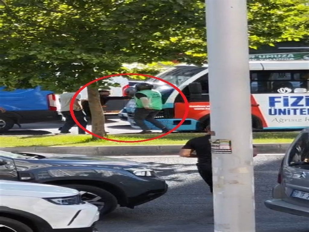 Yol Verme Tartışmasında Kasklı Saldırı Motokurye Minibüse Saldırdı (2)