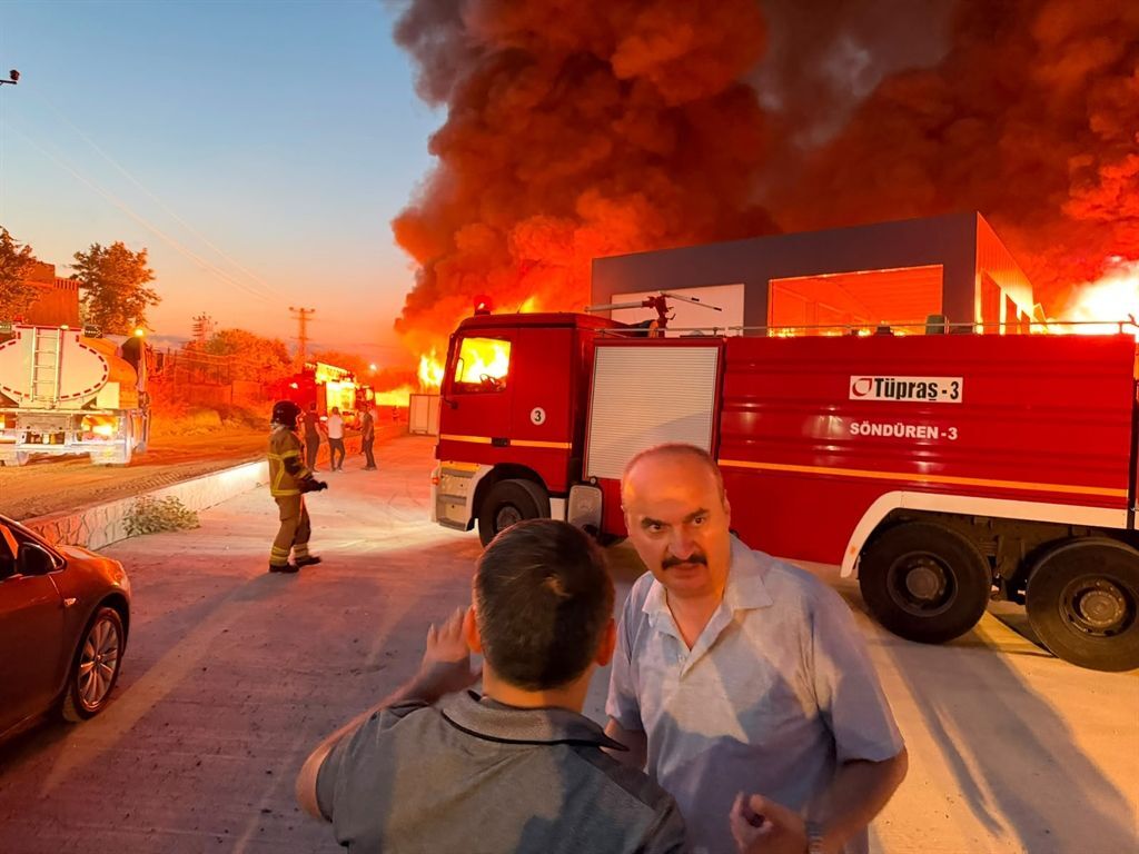 Zincir Market Deposunda Alevler Geceyi Aydınlattı (2)