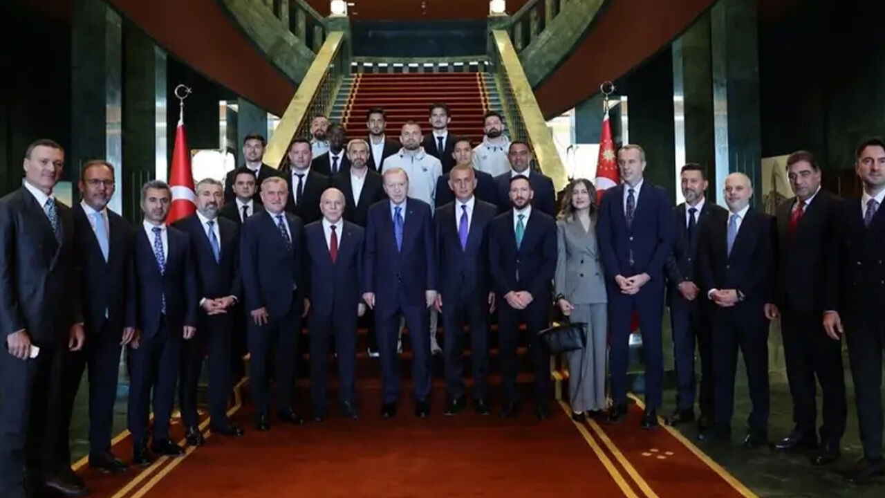 Amedspor Heyeti, Erdoğan’a 21 Numaralı Forma Hediye Etti 1