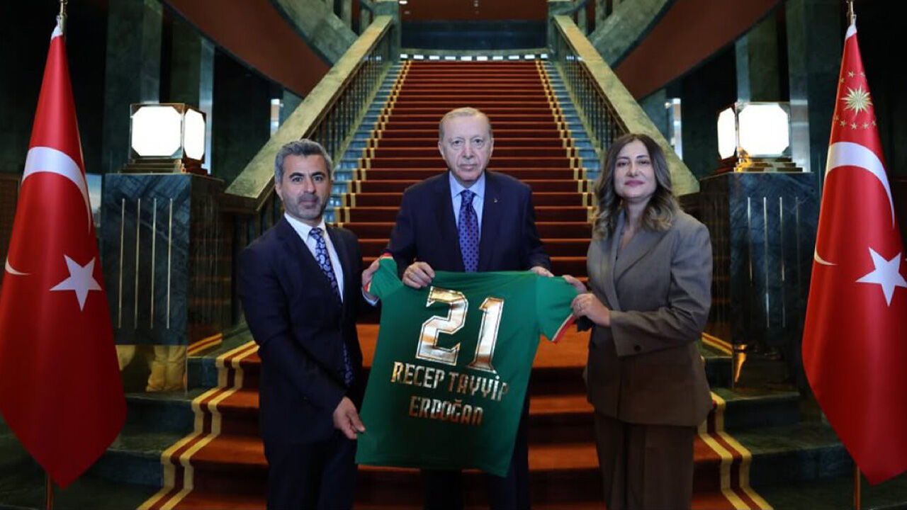 Amedspor Heyeti, Erdoğan’a 21 Numaralı Forma Hediye Etti 2